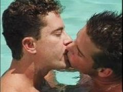 Die Gays treiben es am Pool